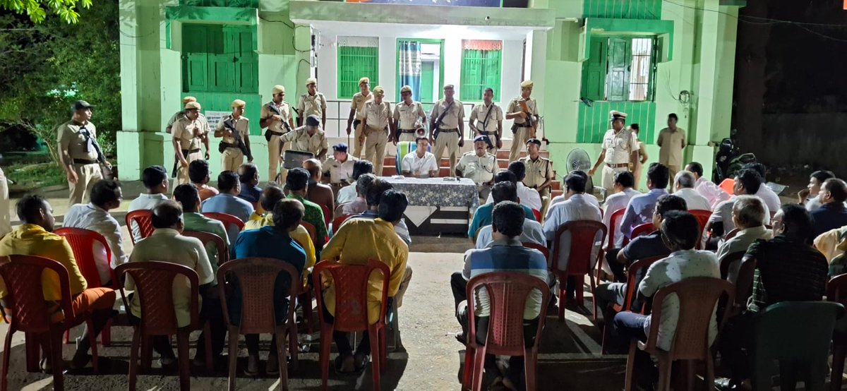 SP Nayagarh along with SDPO Khandapada, IsIC Fategarh & Khandapada visited Kantilo and discussed various issues with public for maintaining harmony & peace during post-poll period.
@odisha_police 
@igcrcuttack 
@OdishaCeo 
@AdmnNayagarh