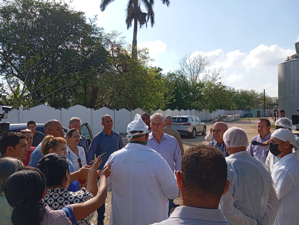 Hasta la UEB Productos Lácteos Mérida en, #Yaguajay, llegaron ambos líderes partidistas. En diálogo con sus trabajadores conocieron de las acciones para cumplir los planes a pesar de las dificultades con la materia prima y las afectaciones con el fluido eléctrico. #GenteQueSuma