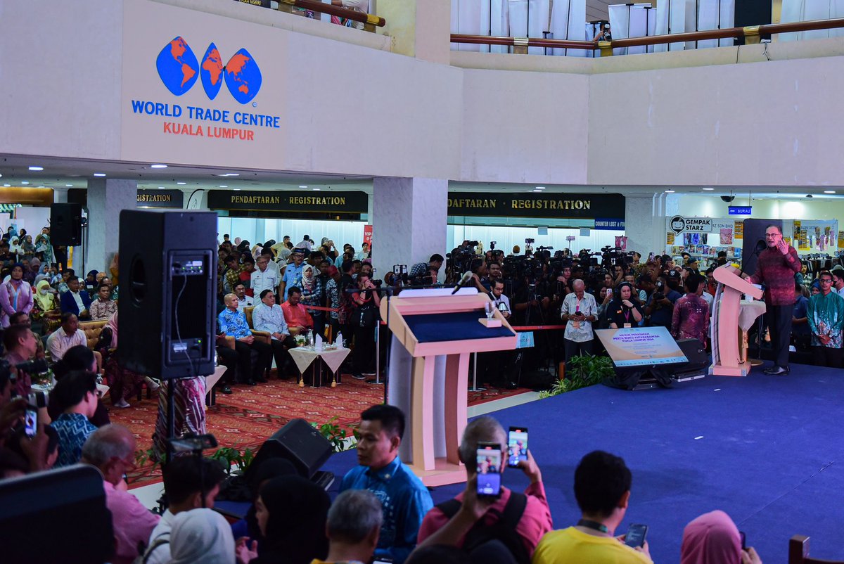 Hari ini saya menghadiri Majlis Perasmian Pesta Buku Antarabangsa Kuala Lumpur (PBAKL) 2024 di Pusat Dagangan Dunia Kuala Lumpur. Dalam ucapan, saya mengingatkan golongan guru dan ibu bapa supaya membantu pelajar dan anak-anak untuk menilai ilmu dengan sebaiknya. Marcapada