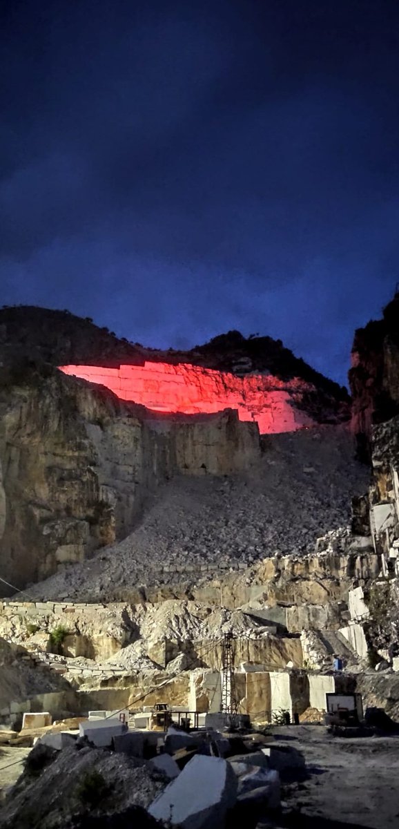 Cave di Carrara (Massa Carrara) illuminate di rosso per la #GiornataMondialeDellaSclerosiMultipla #NotturniDiCittà #VentagliDiParole