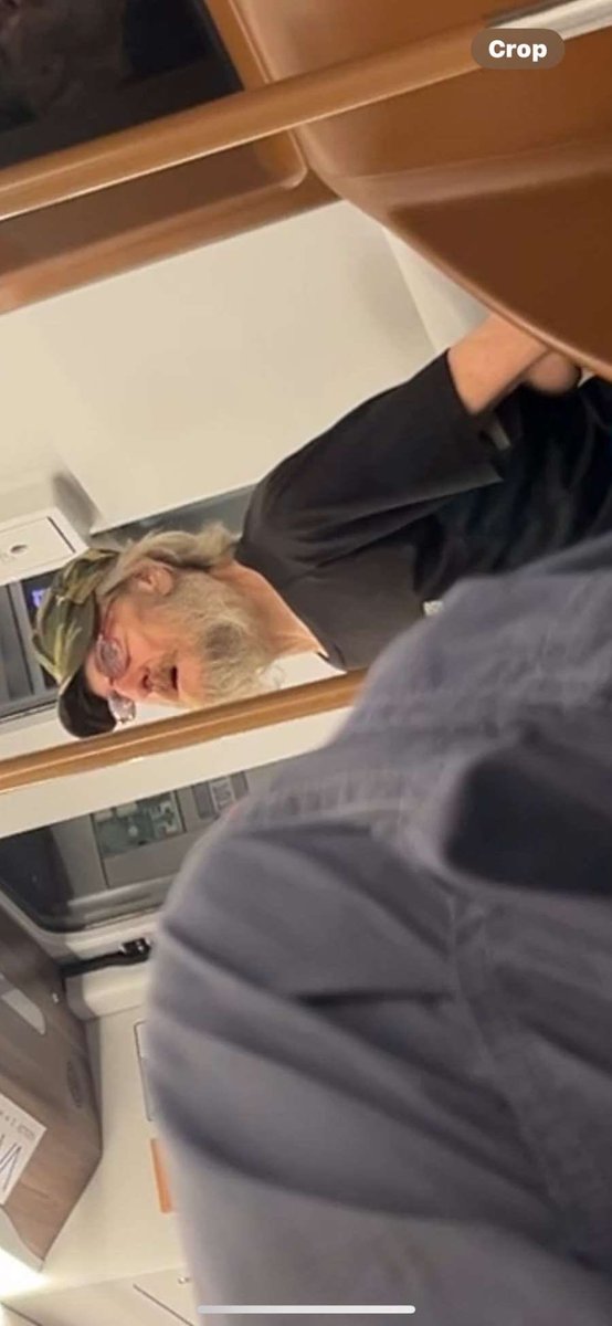 LaCuentance's tweet photo. Salam, cet individu s’est masturbé en fixant la soeur d'un ami à moi ce soir dans le metro 5 direction Erasme, il est sorti à la roue et l’a suivie et disparu au moment où son mec est arrivé. Les faits se sont déroulés vers 22h40. 🚨🚨🚨Prévenez la police si vous le voyez. https://t.co/ozPPWlWw0g