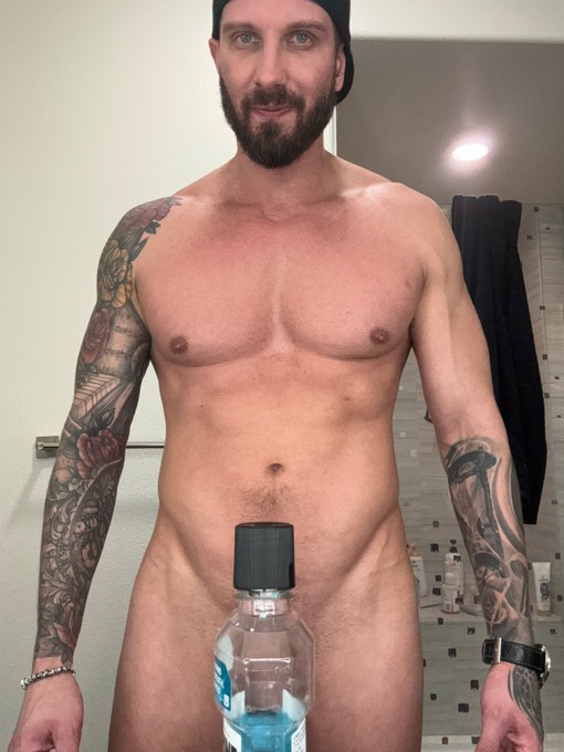 Come keep me company tonight! 💦 https://t.co/sgFaUxY91u https://t.co/swabXa6tzD