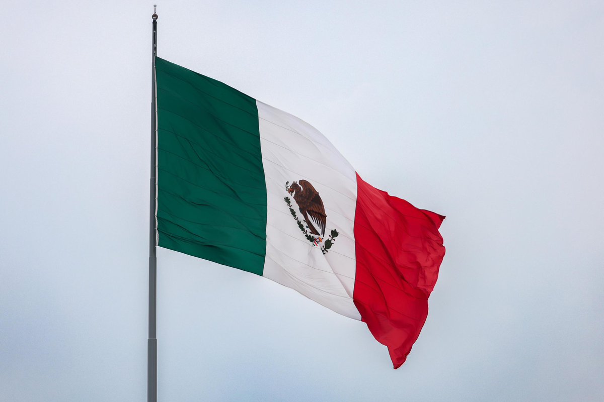 Qué orgullo ver ondear los colores de la bandera de México, representación de la grandeza de nuestra nación. Aquí les dejo una imagen.