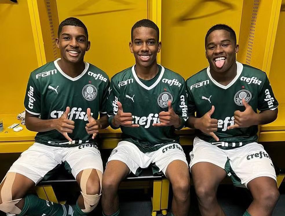 FabrizioRomano's tweet image. 🟢✨ Palmeiras are set to play tonight with three future stars in the lineup.

⚒️ Luis Guilherme (2006), West Ham are in talks over €30m deal with mission in Brazil.

🔵 Estevão Willian (2007), deal verbally agreed with Chelsea.

⚪️ Endrick (2006), joining Real Madrid in July.