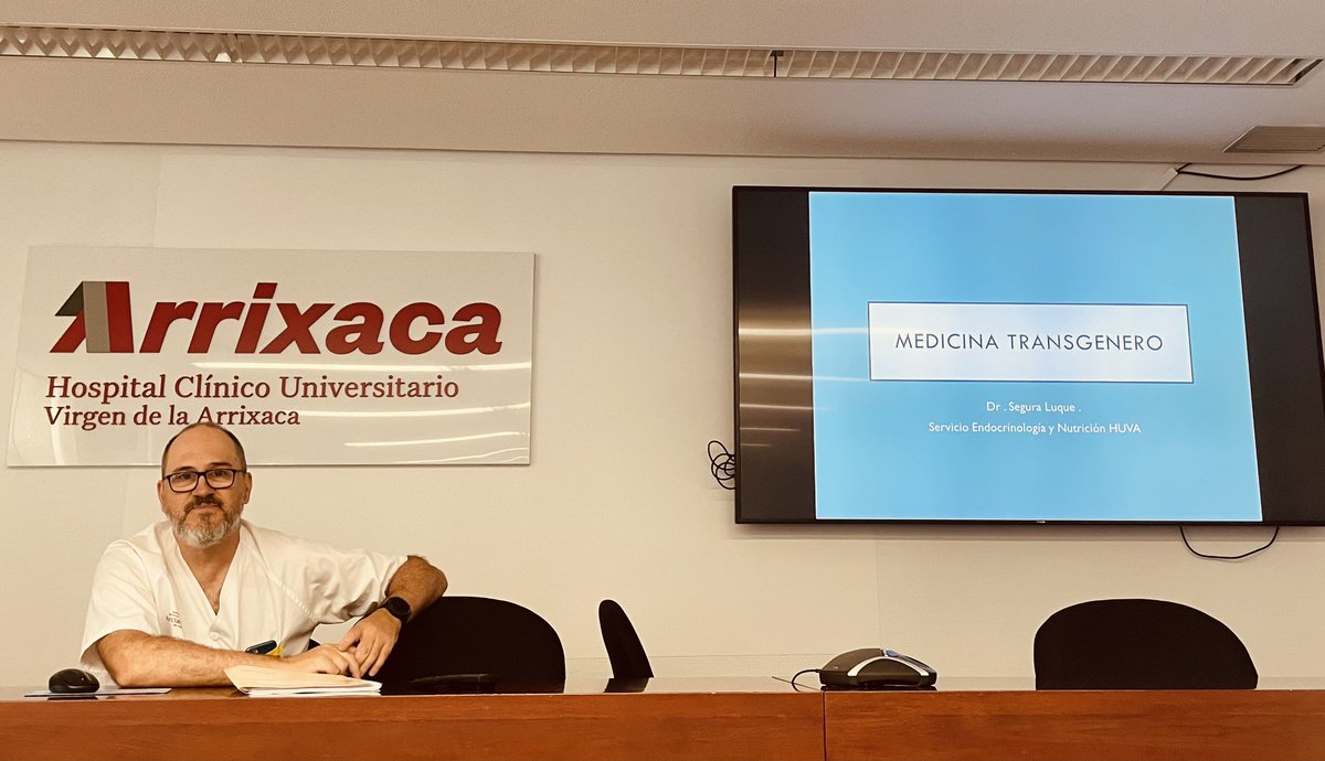 LabArrixaca's tweet image. Recibir en nuestras sesiones clínicas a compañeros de otras especialidades es muy enriquecedor. Hoy el Dr. Pedro Segura del Servicio de Endocrinología nos ha hablado de Medicina Transgénero. Muchas gracias Pedro!
@LabArrixaca 
@AreaUnoArrixaca 
@Murciasalud