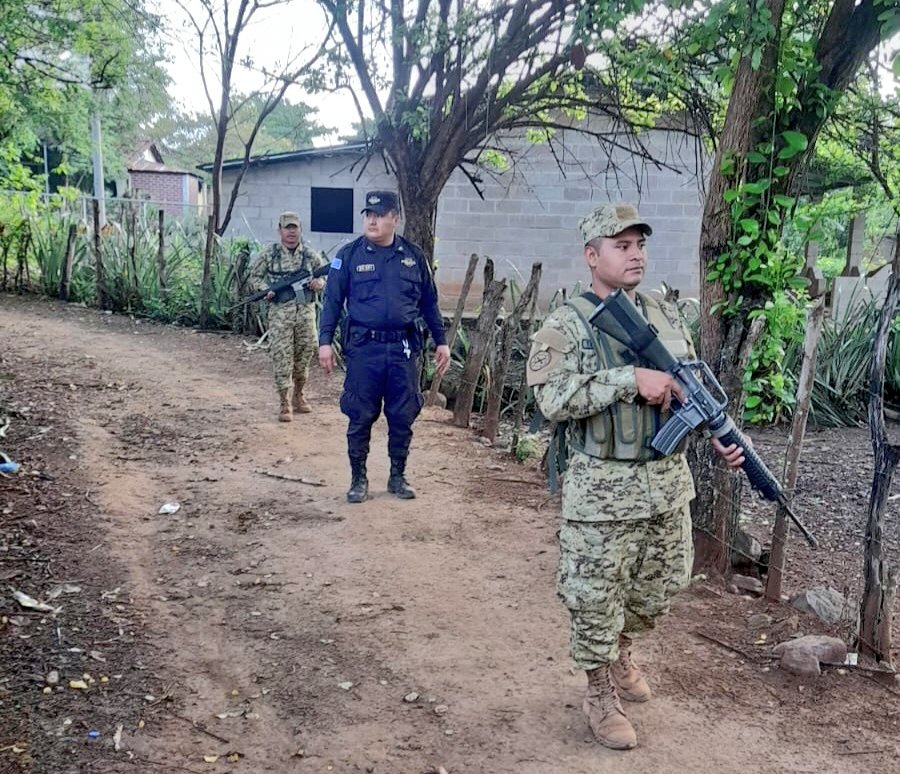 📍Cantón San Pedro, San Matías, La Libertad Norte Elementos de la Brigada de Artillería trabajan de manera articulada con la @PNCSV, salvaguardando a sus habitantes. #PlanControlTerritorial