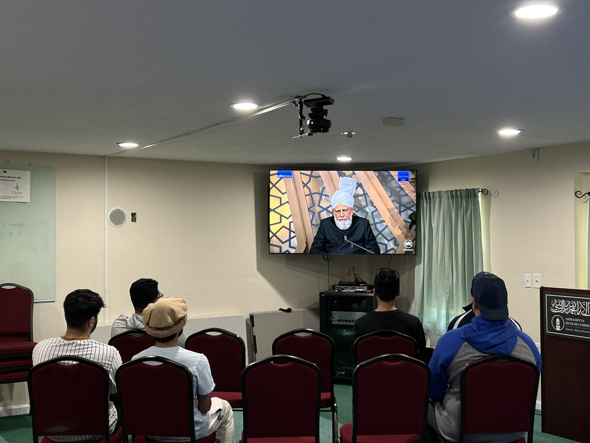 MKA_Boston's tweet image. Khuddam came together to do yard work! Afterwards, we watched Hazur’s address and enjoyed pizza. #MKA