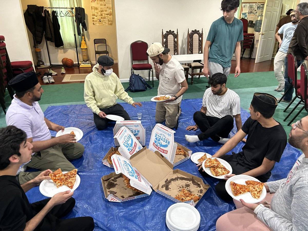 MKA_Boston's tweet image. Khuddam came together to do yard work! Afterwards, we watched Hazur’s address and enjoyed pizza. #MKA