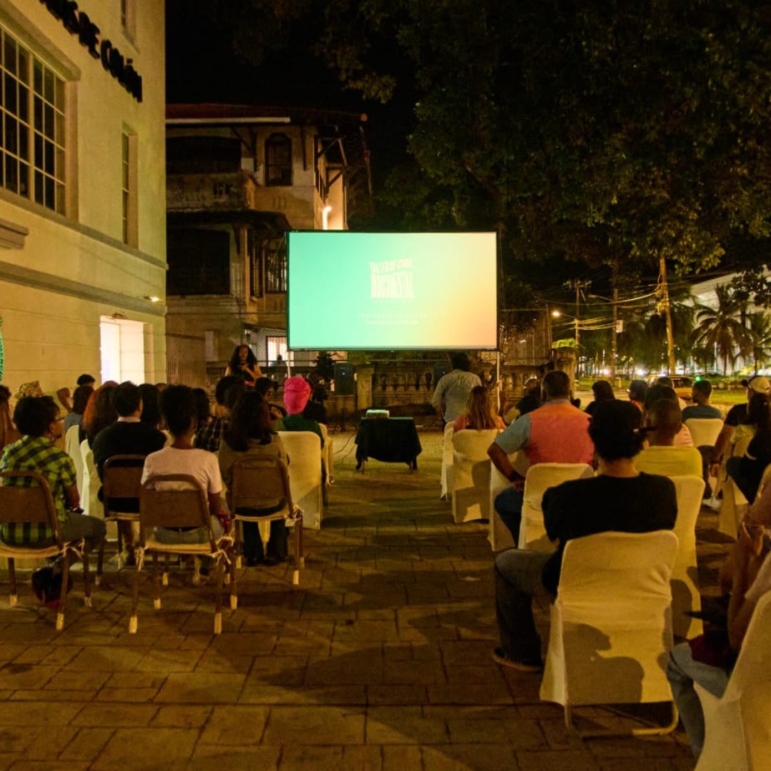 La Cámara de Comercio de Colón colaboró a la Fundación Contra-Peso en la realización de un Taller de Cine Documental para jóvenes colonenses donde produjeron cortometrajes sobre el cambio climático y la protección del medio ambiente en la Ciudad de Colón.

#ElCambioComienzaPorMí