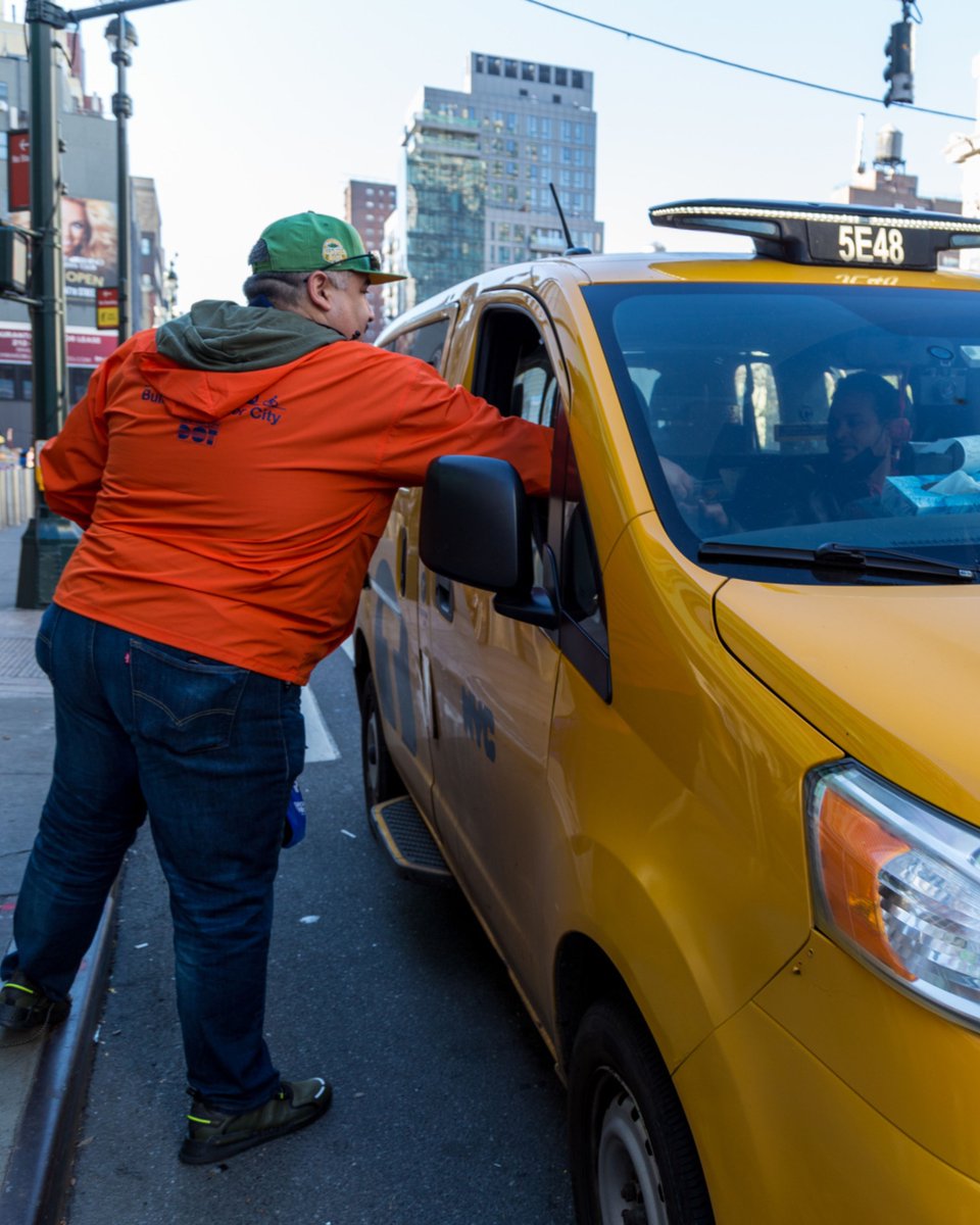 nyctaxi's tweet photo. The @NYC_DOT #VisionZero Street Team reminding drivers to #Drive25, #TurnSlowly and always watch for pedestrians and cyclists. https://t.co/roSMgNEGUQ