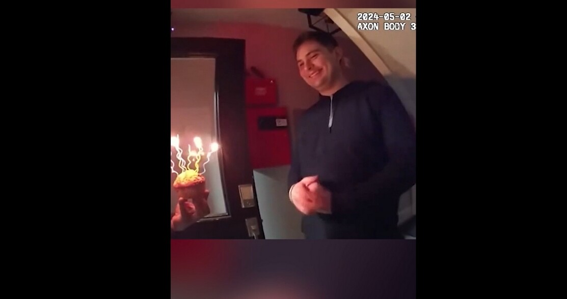 biz4goodshow's tweet image. #USA #TopVideos Police Officers Surprise 911 Caller with a Chorus of ‘Happy Birthday’ – (WATCH) dlvr.it/T7cxbC