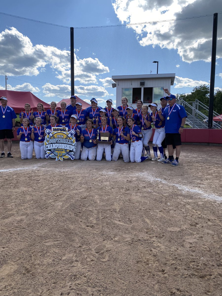 TribStandout's tweet photo. The bats came alive in a seven-run 6th inning for @HawksSOFTBALL22 as they claim the #wpial 5A Softball championship with a 9-3 win over Thomas Jefferson 💥🏆🥎 https://t.co/kvXsib63Gj