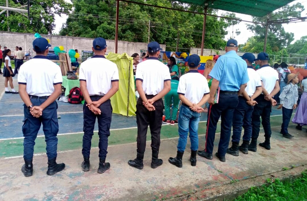 Atendiendo llamado del Centro de Desarrollo Calidad Educativa de la Parroquia Buria. Los estudiantes hacen presencia en la Cancha Techada de Manzanita, para apoyar en actividad programada. 

🛂 *REPORTA*: Oficial Jefe (IACPEL) Hernán Serrano

🗣️ *¡FORMAR PARA TRANSFORMAR*