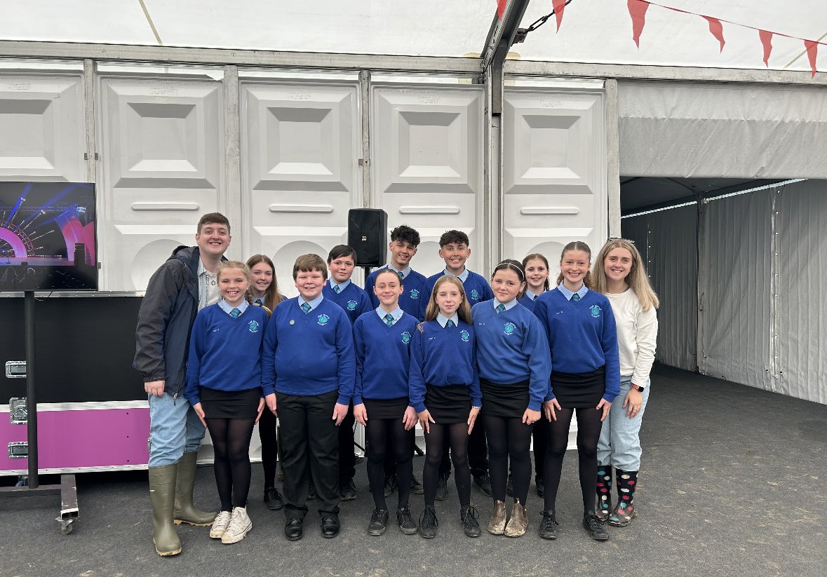 Llongyfarchiadau i’r criw Llefaru Iau a’r Ymgom Iau ar eu perfformiadau gwych heddiw yn yr Eisteddfod yr Urdd ✨

Rydym mor browd ohonoch chi. Criw hynod o dalentog 🎭

<a href="/YsgolYstalyfera/">Ystalyfera - Bro Dur</a>