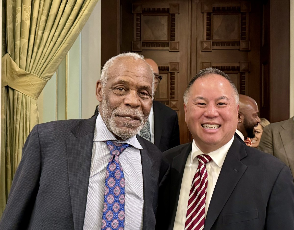 I had the pleasure of meeting legendary actor/political activist @mrdannyglover, as he was welcomed & honored on the Assembly Floor today. I’m a big fan of this fellow San Franciscan’s work. Proud to call him a constituent.