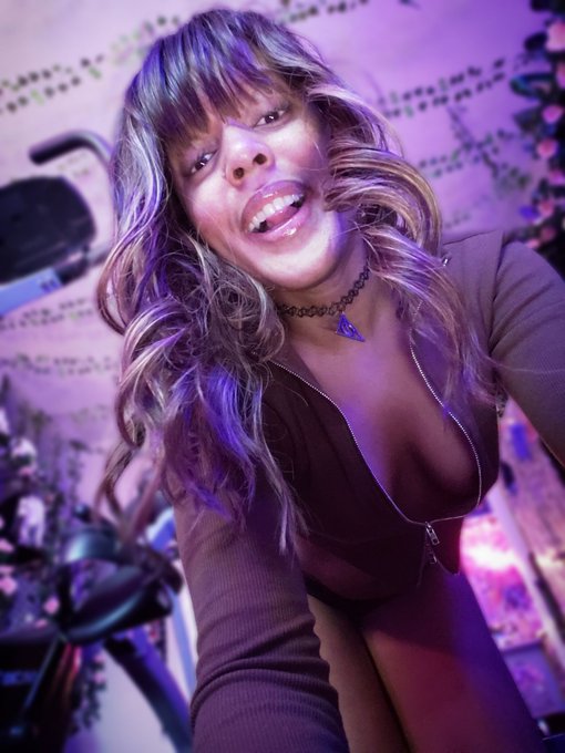 💕Online In 30💕  Another Workout Day! Look At That Consistency 😇  We'll See Long That Last 😜  See U Soon