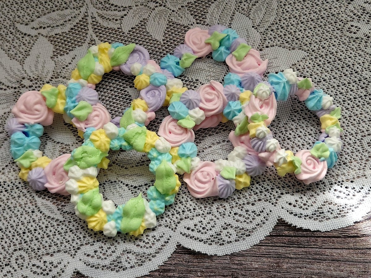 Orange flavoured meringue cookie wreaths. 🙂