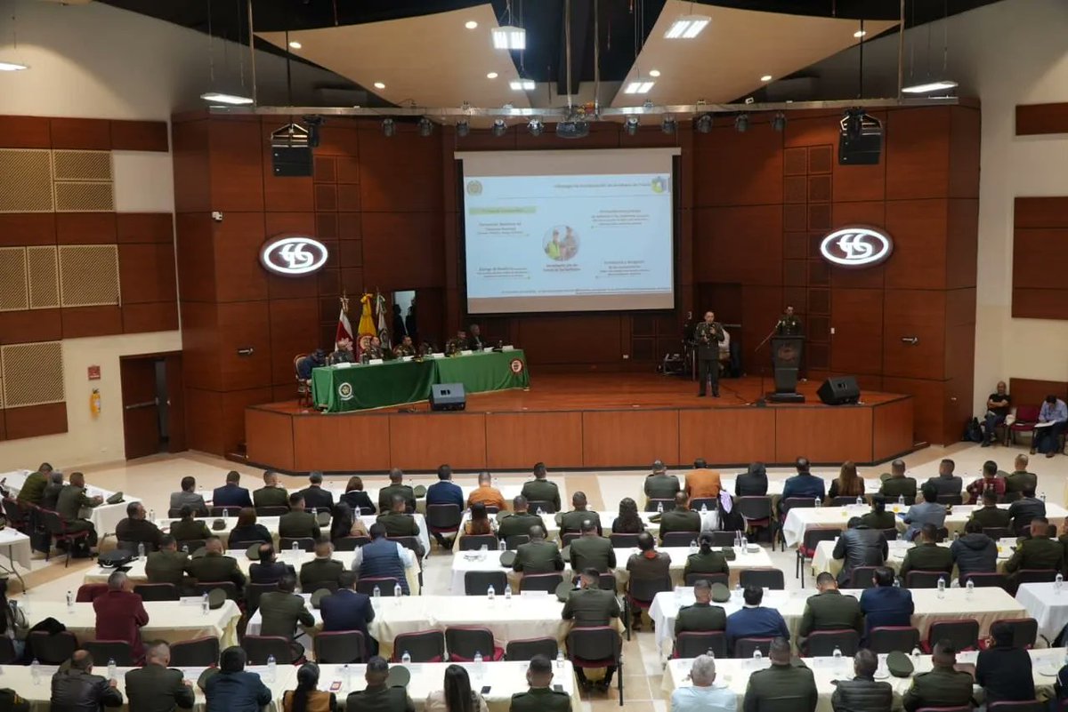 En las instalaciones de la Cámara de Comercio de #Duitama, junto al señor Brigadier General Marco Aurelio Bolívar Suárez Fiscal General Penal Militar y Policial, desarrollamos el primer encuentro de alcaldes del Departamento de #Boyacá.
#SeguridadEnElTerritorio