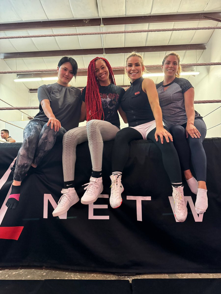 NatbyNature's tweet image. 3 hours isn’t easy but it’s worth it. Tendons, ligaments, bones, heart, lungs and brain conditioned for maximum performance. Building strength and endurance for the mat- #DungeonStrong
IYKYK!  🫁 🧠🫀