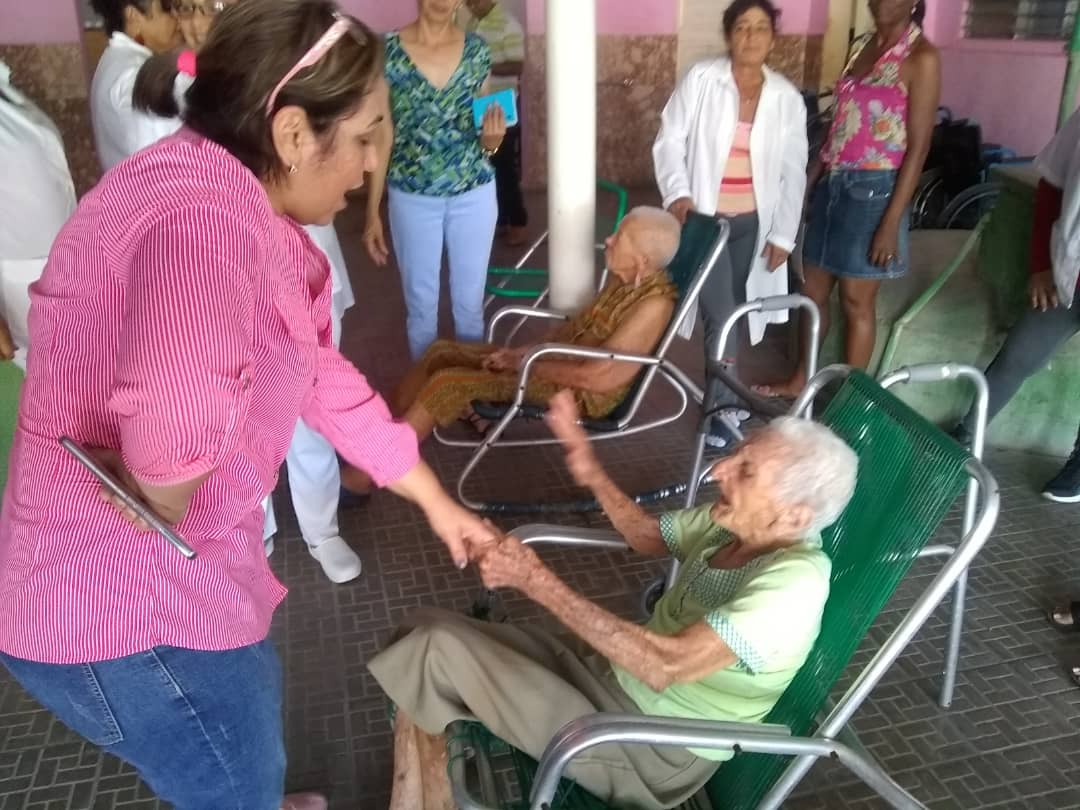 Visita @SuselyMorfaG. jefa del departamento Social del @PartidoPCC Hogar de Ancianos en Mayajigua #Yaguajay, #SanctiSpiritusEnMarcha. #CubaPorLaVida #QueNadieQuedeAtras