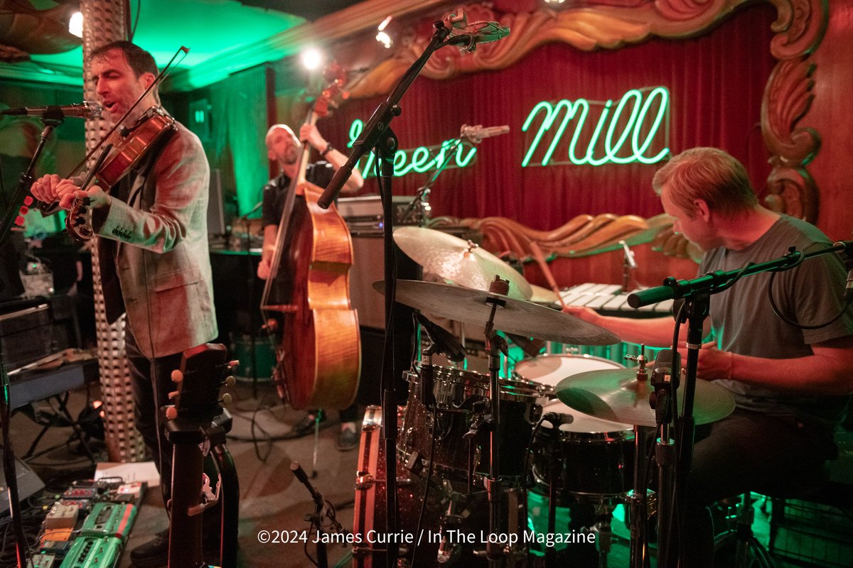 BeInTheLoopChi's tweet photo. Review & Photos: Chicago’s Own, @AndrewBird, Returns For An Intimate Shows At Uptown’s Green Mill #andrewbird #JamProductions #andrewbirdtrio #alanhampton #TedPoor #sundaymorningputon
🖊 by #peterthomasricci
📷 by #JamesCurrie / #IntheLoopMagazine
Link https://t.co/bd35pqc8w1 https://t.co/pwAk6YE3qp