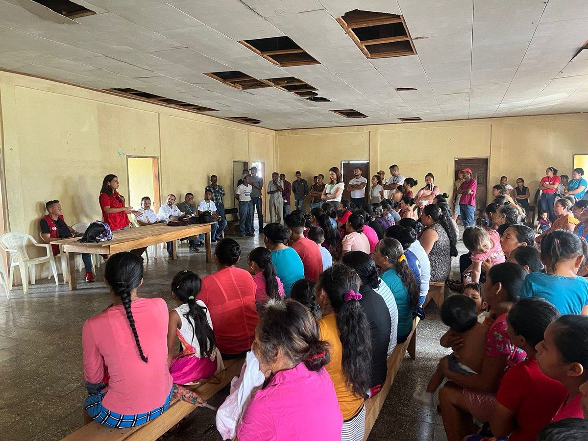 AECID_Honduras's tweet photo. Hoy la delegación de la OAH acompañó a #ASONOG y #OXFAM en la socialización del proyecto Mujeres Tolupanes Lideran Acciones de Protección y Seguridad Alimentaria II con la Tribu de Siriano #Yoro.También se firmó un convenio con #CentroSanYves para atender menores con desnutrición https://t.co/P66nHLX7A5