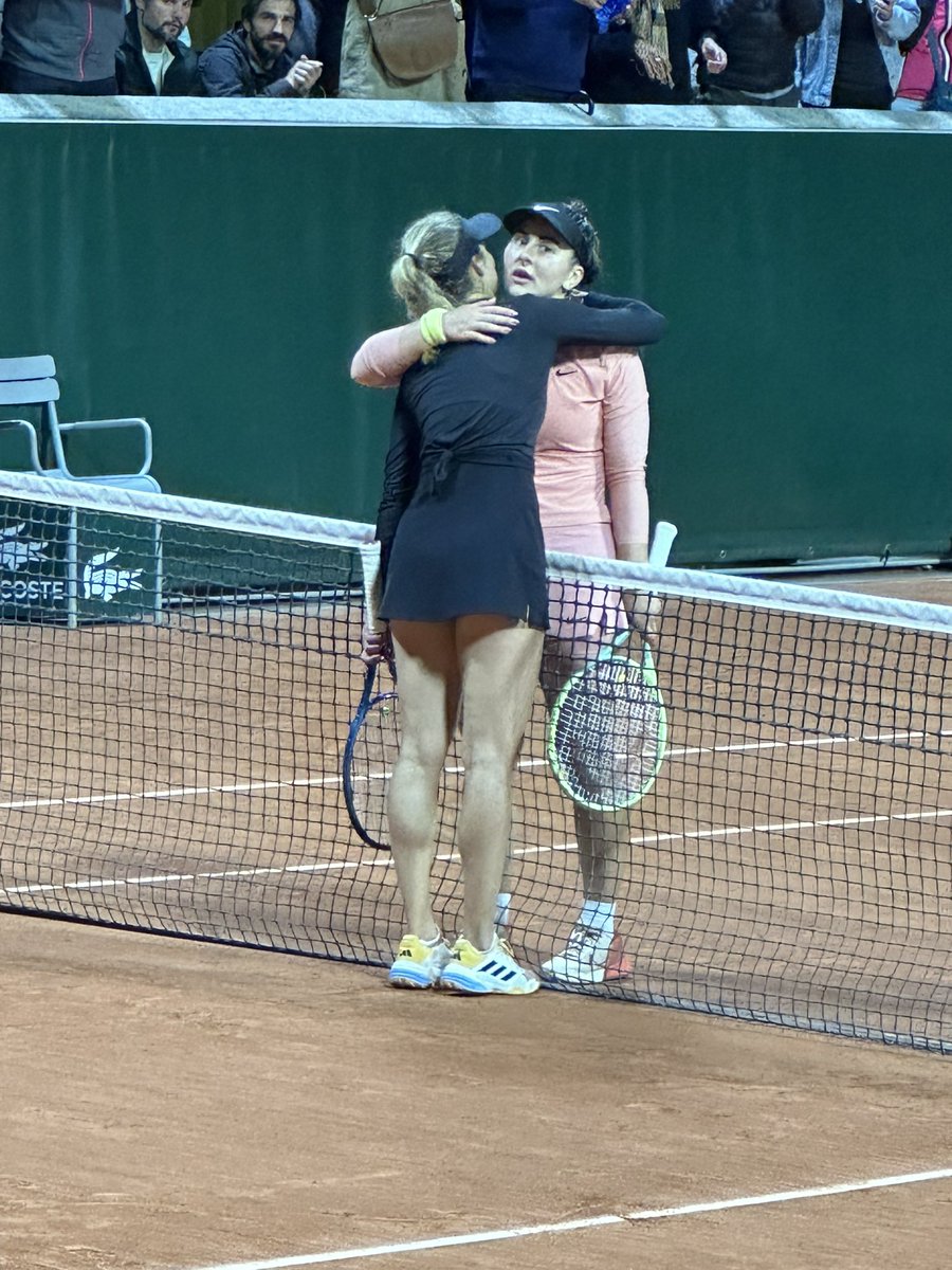 Bianca Andreescu, playing her first tournament since August (!), is into the 3rd round at #RolandGarros. 

Incredible 1-6, 7-5, 6-3 win over seeded Anna Kalinskaya. 

Great embrace at the net between the two friends