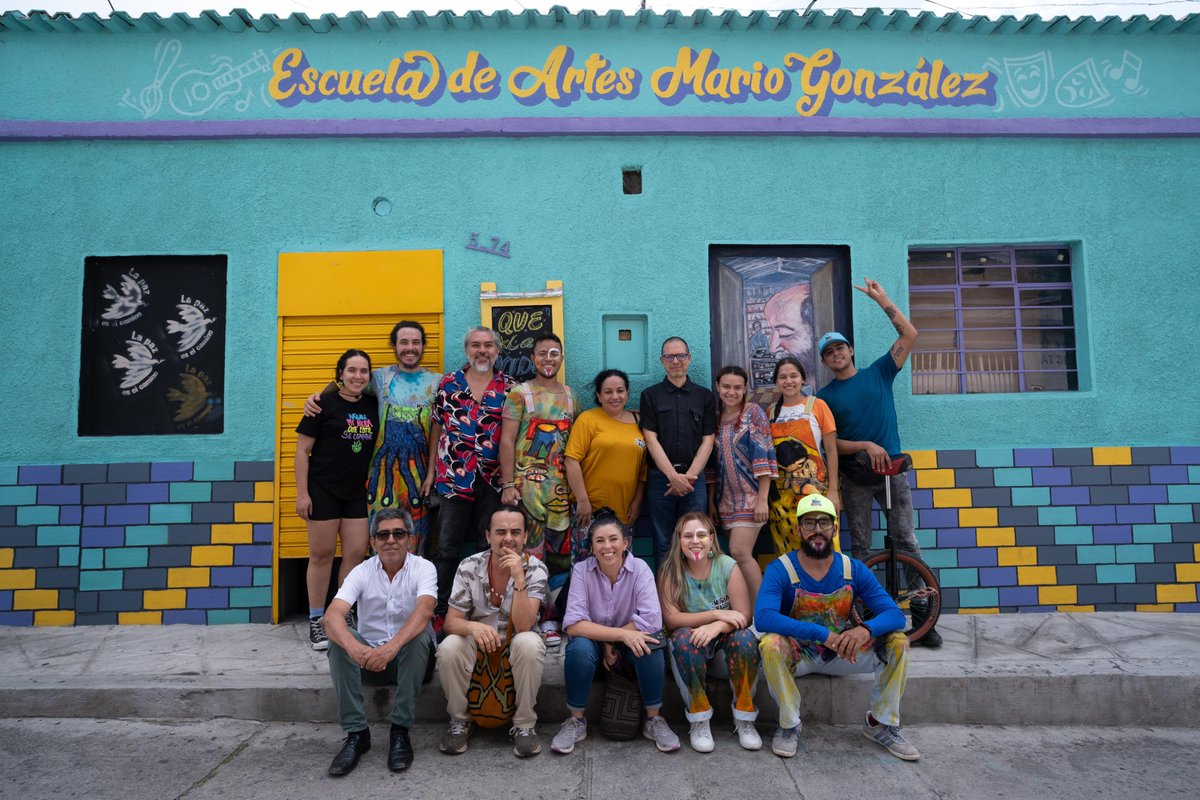 El ministro @jdcorreau visitó la Escuela de Artes Mario González y la Casa Cultural Kussi Huyra, en Piedecuesta. “Es una esquina sonora, de arte, de encuentro, del canto alegre, donde el arte se hizo para que la verdad suene”, dijeron sus integrantes al darle la bienvenida.