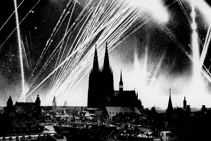 1942'de bugün: Kraliyet Hava Kuvvetleri, 868 bombardıman uçağıyla Köln'e yönelik 'Milenyum Harekâtı'na başladı. Köln'deki binlerce bina imha oldu yahut zarar gördü. Milenyum Harekâtı, Almanya'yı hedef alan '1.000 bomber raid' kategorisindeki stratejik bombardımanların ilki oldu.