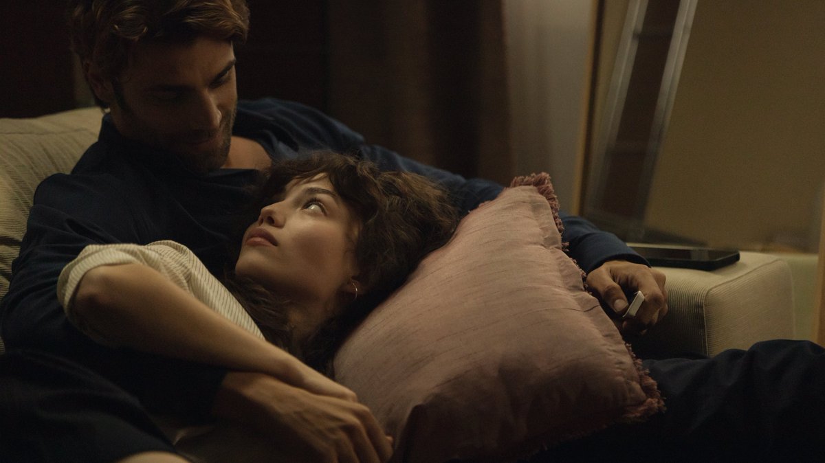 WarnerBrosSpain's tweet photo. Dirigida por Lucía Alemany y protagonizada por Gabriela Andrada como Judith Flores y Mario Ermito como Eric Zimmerman. La película se estrenará solo en cines el 29 de noviembre. https://t.co/ZgPitowy7j
