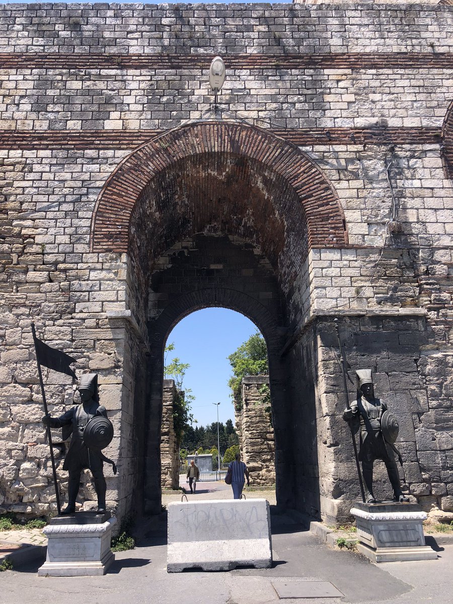 Fetihkapı’ya hiç yakışmayan bu beton bloğu kaldırmayı düşünüyor musunuz?! <a href="/MirasFatih/">Miras Fatih</a> <a href="/IbbMiras/">İBB Miras</a> <a href="/IBBcozummerkezi/">İBB Çözüm Merkezi</a>