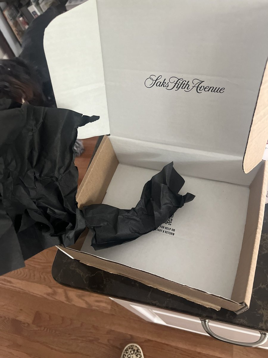 Received empty box from #saks supposed to contain Chanel No. 5. I ordered this to surprise my husband on Mother’s Day. It was his late mother’s favorite. Many attempts to dispute denied! Beware shopping online @saksfifthsavenue. #chanel #saksstyle  #customerseevice #badservice