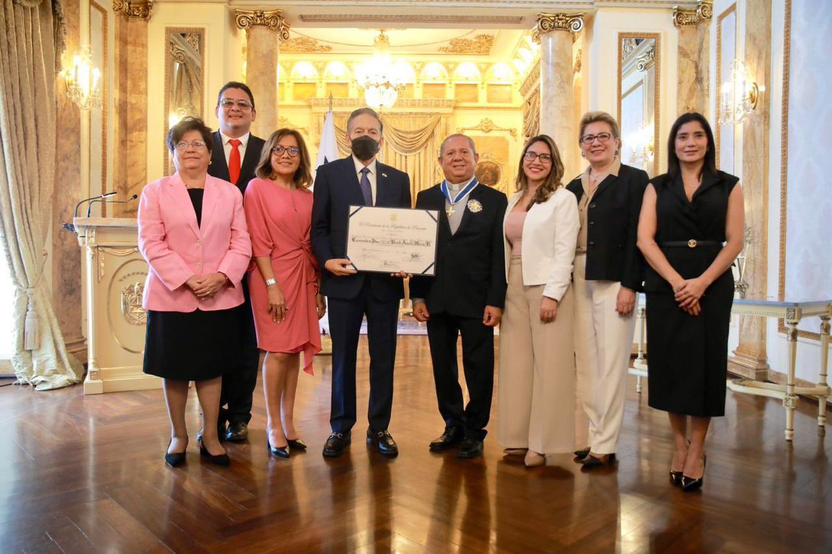Hombre de méritos probados, el Padre Vicente, con una extensa trayectoria profesional como sacerdote, docente y ciudadano ejemplar, ha marcado de manera profunda la vida nacional, e inculcado los principios éticos a múltiples generaciones. ¡Gracias por sus contribuciones! 🇵🇦👏🏻