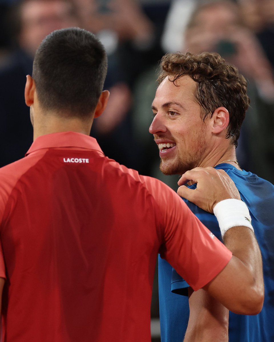 Djokovic 🤝🏽 Carballés Baena Un momento de respeto.