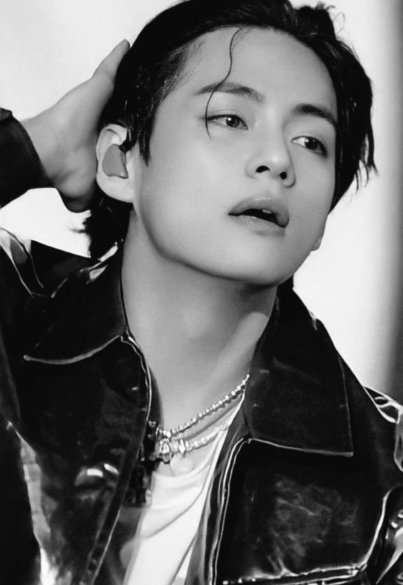 I vote for #V as #ArtistaAsiatico and #Layover as #AlbumEpInternacional at #SECAwards 2024