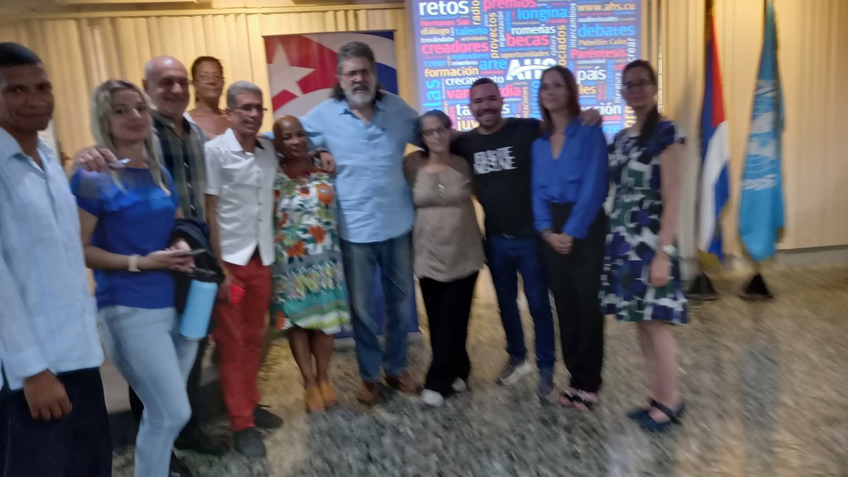 Al final del encuentro x el aniversario d la <a href="/AcnuCuba/">Asociación Cubana de las Naciones Unidas - ACNU</a>, nos tomamos esta foto c/Normita, Azalia, Yasel, Ronquillo, Paquito y otros jóvenes del equipo d la ACNU. En el debate, propuse dar prioridad a los temas d la comunicación a través de las redes sociales. #SociedadCivilCubana