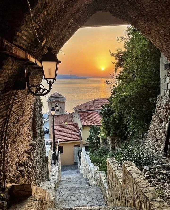 Qui aleggia l'antico mito omerico. 📷Scilla #buonaserata #goodevening #30maggio #giovedì