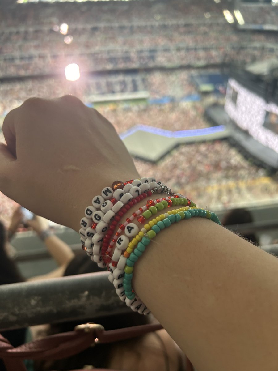 ¿Tengo 34 años y me duele la espalda porque pasé casi  toda la noche y toda la mañana haciendo pulseritas?

Tengo 34 años y me duele la espalda porque pasé casi  toda la noche y toda la mañana haciendo pulseritas.

#erastour #theerastour