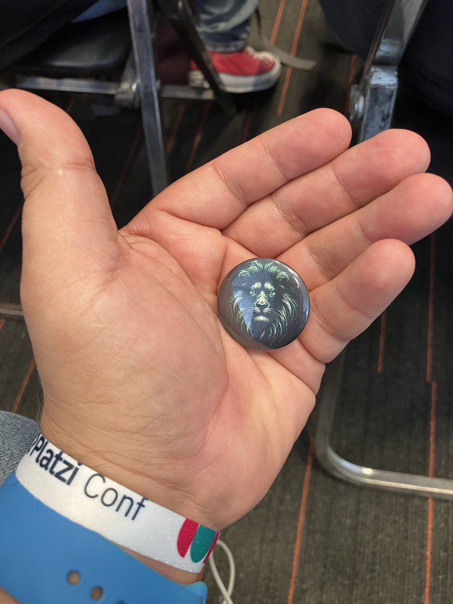 edgarios's tweet photo. Mi sobrina me hizo estos botones 🦁 porque LION significa @LinkedIn Open Network, estoy regalándolos en la #PlatziCONF con quien estoy conectando en LinkedIn @platzi #networking https://t.co/HKuhJHeFb4