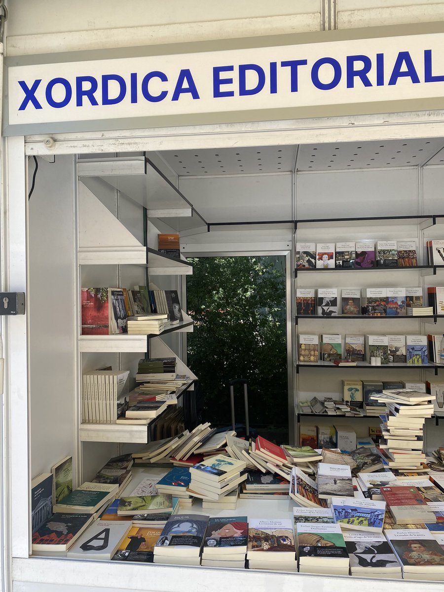 Mañana empieza la @ferialibromad y estamos acabando de montar la caseta que compartimos con nuestros colegas de @edcontrasena. Estamos en la n.° 151. Con ganas y mucha ilusión de volvernos a reencontrar con nuestros lectores (y otros nuevos) en este 30° aniversario de @Xordica!