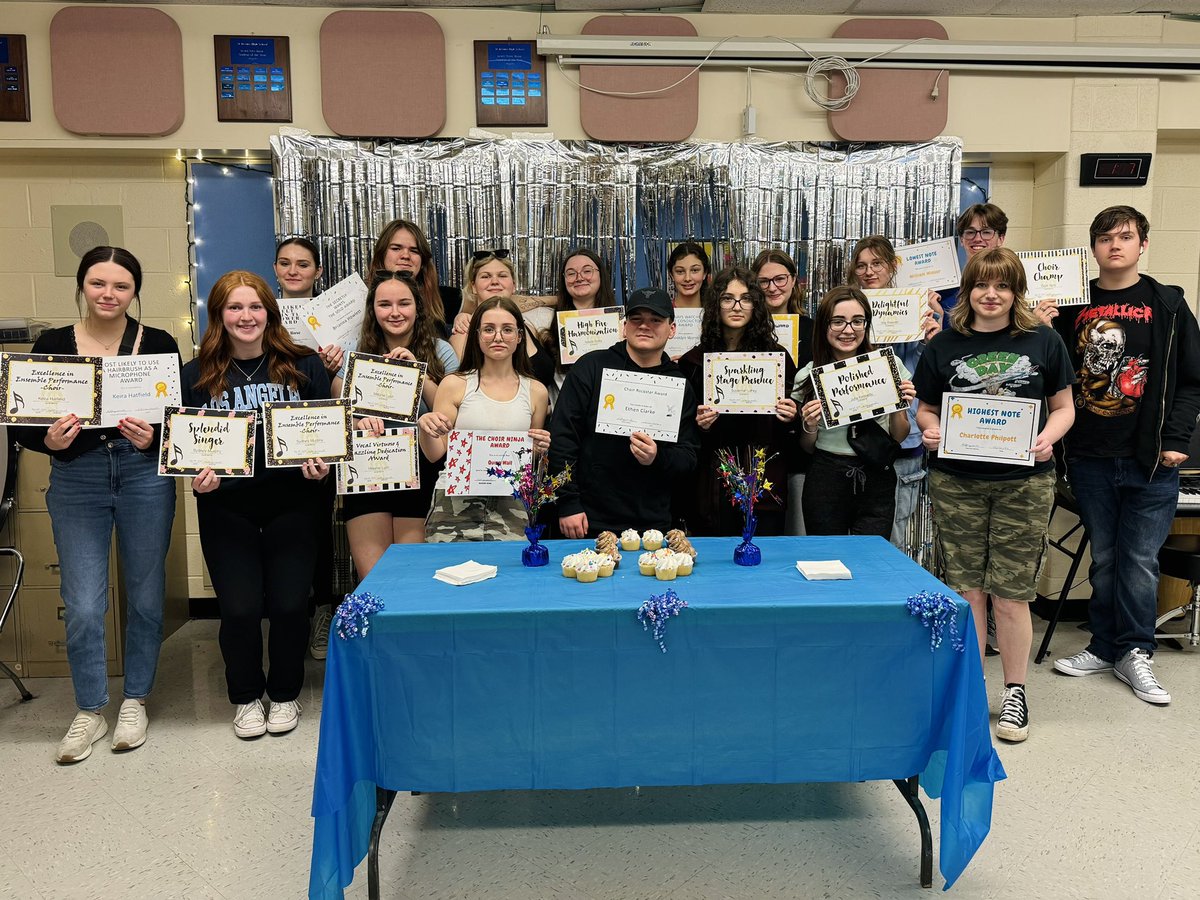 K_alyward's tweet photo. Today @skhmavericks choir celebrated a great year of singing, performing, and making musical memories together! We enjoyed a picture slideshow of our performances throughout the year and everyone received a silly/musical award and sweet treat! Good luck to our senior singers!🎓🎶 https://t.co/ukVmBFYC8d