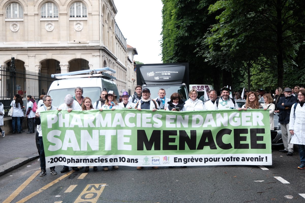 leQPH_fr's tweet photo. À Paris, mais aussi dans de nombreuses villes, des milliers de titulaires, adjoints et étudiants ont battu le pavé pour défendre l'avenir de la profession. Une mobilisation à la mesure de l’urgence. #GrevePharmacies #MobilisationPharmaciens (Crédit : Anton Karliner/Phanie) https://t.co/6YebfPAnDP