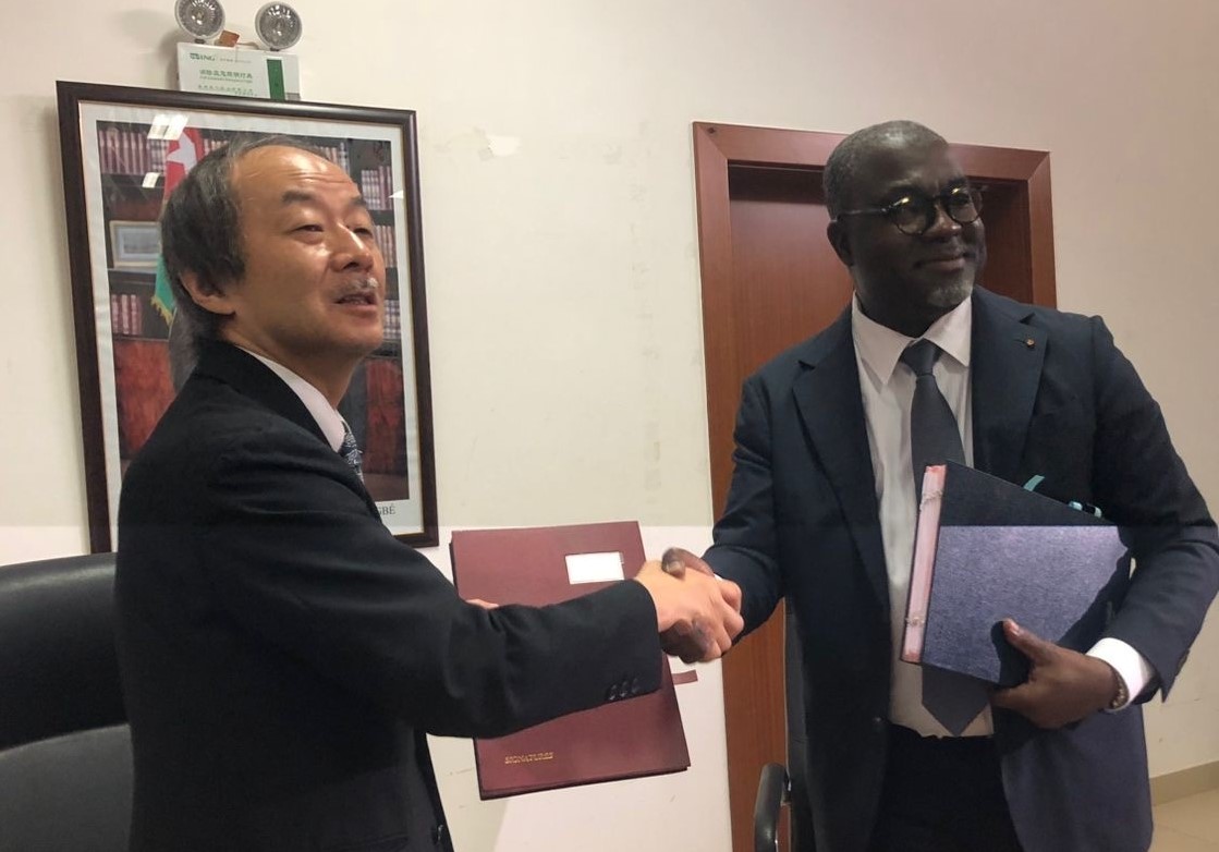 AmbJaponCITGNE's tweet image. Le 30 mai, la cérémonie de signature des E/N relatifs aux «Programmes de dév. économique et social» s’est tenue au 🇹🇬. Le don servira à fournir des équipements de génie rural pour l’agriculture tels que des bulldozers, tracteurs, etc. pour un montant d&apos;environs1,2 mds FCFA.🚜🌾