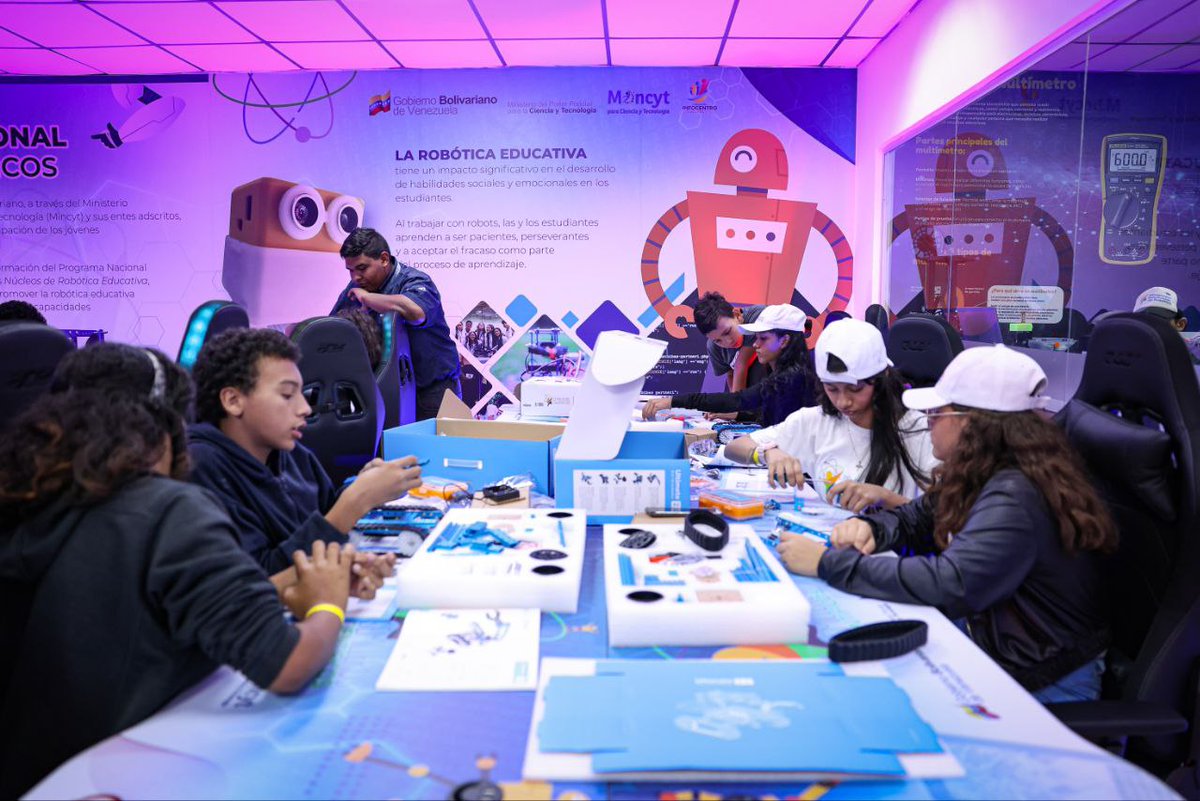 💻 En la sala de programación, los jóvenes aprenderán a dar vida a sus ideas a través del código ¡Preparándolos para el mundo digital que les espera! 👩💻

#PuebloMaduroActivo