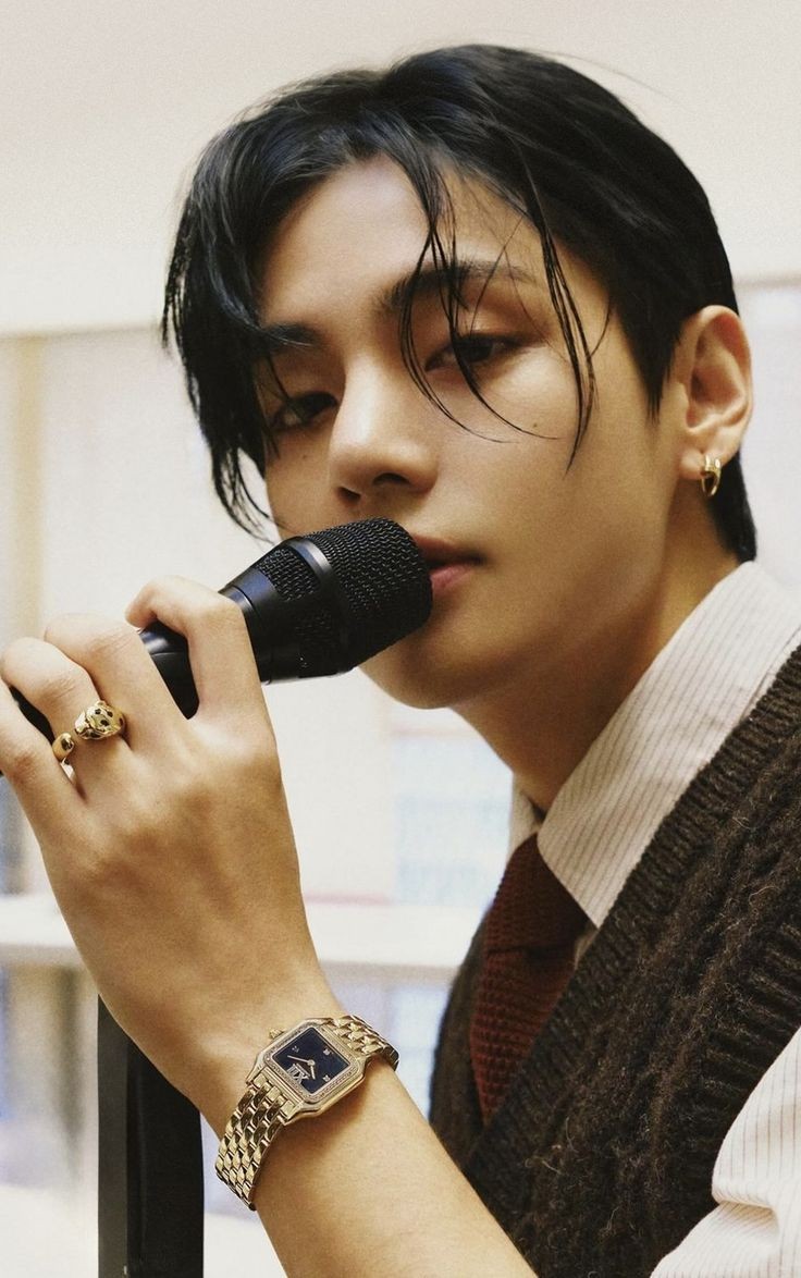 taehyvngpics's tweet photo. I'm voting for #Layover as #AlbumEpInternacional and #V for #ArtistaAsiatico at the  #SECAwards 2024 https://t.co/zPeGuE76XK
