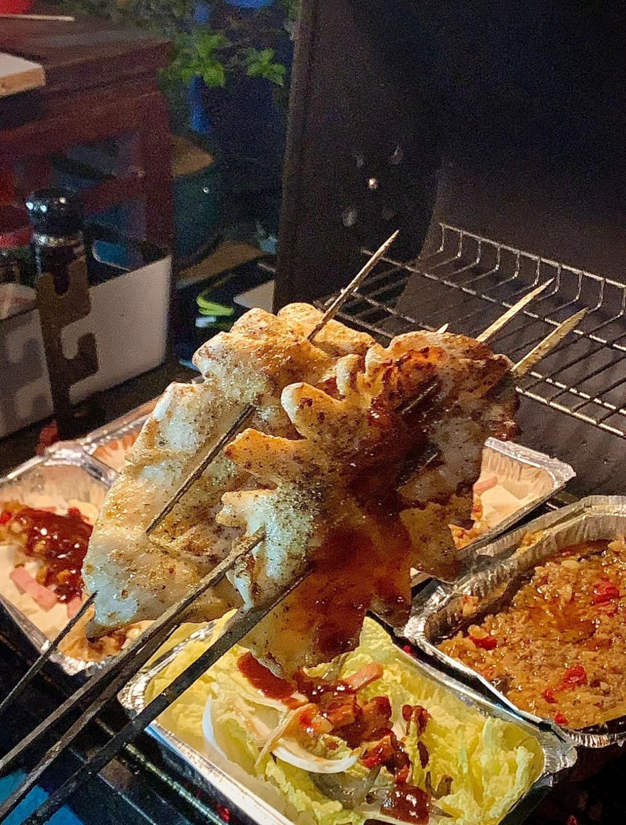 fudgepop77's tweet photo. Having a barbecue with friends https://t.co/SqCxkBMZIR