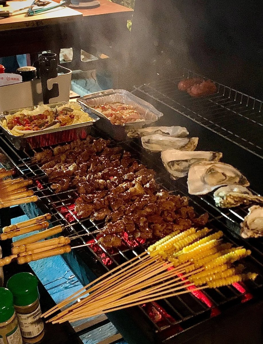 fudgepop77's tweet photo. Having a barbecue with friends https://t.co/SqCxkBMZIR