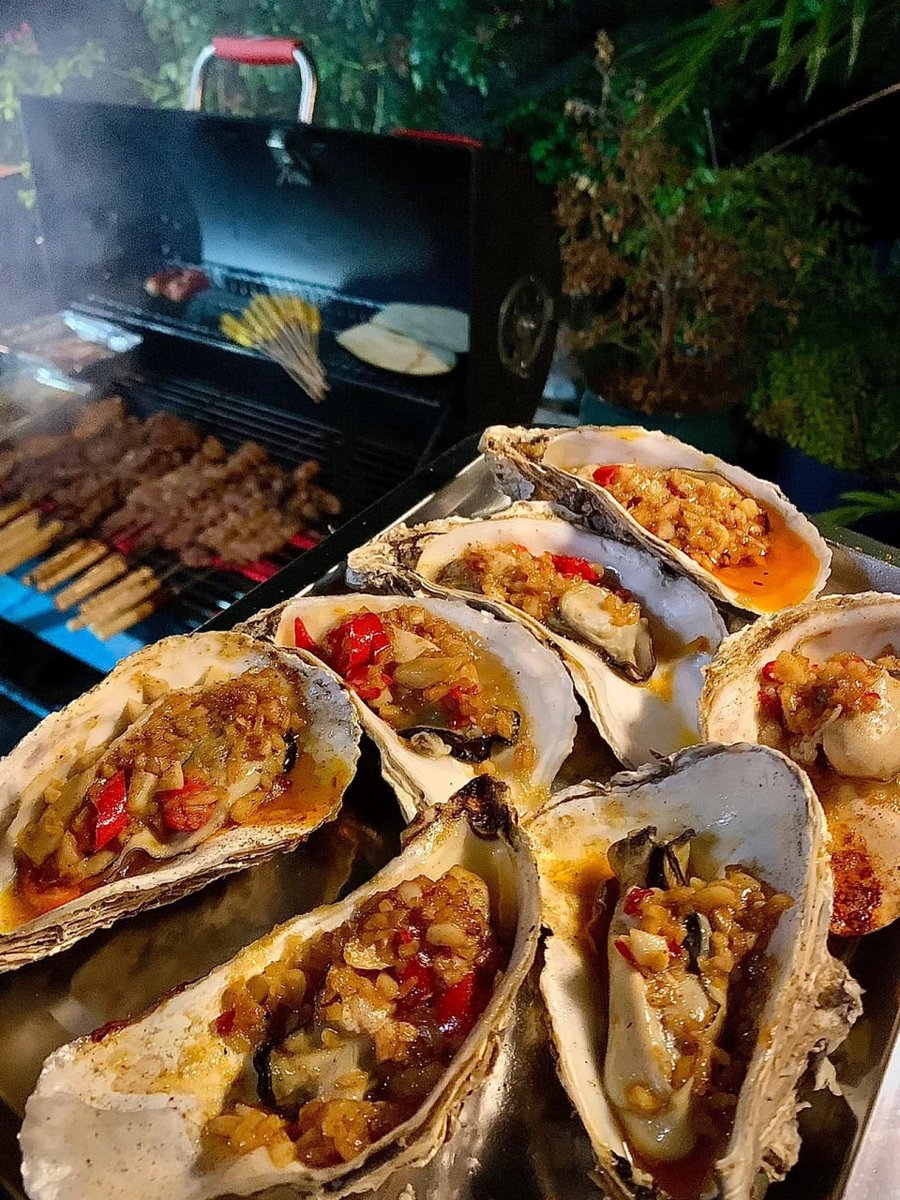 fudgepop77's tweet photo. Having a barbecue with friends https://t.co/SqCxkBMZIR