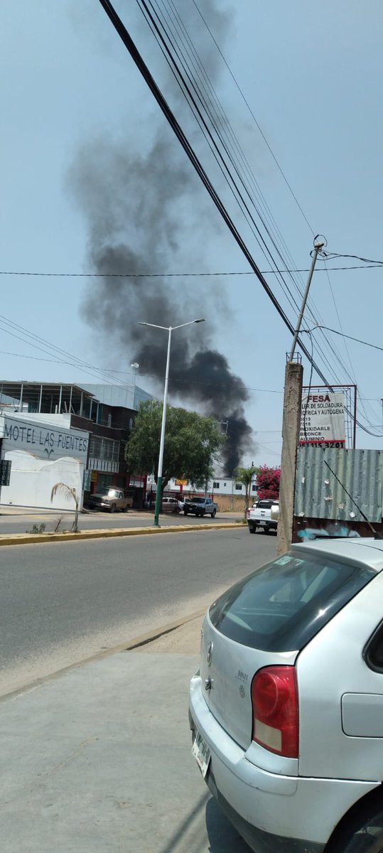 #AlMomento | Se registra #incendio frente a la gasolinera Zapoteca en el Boulevard Guadalupe Hinojosa de Murat, Santa Cruz #Xoxocotlán. @Bomberos_GobOax
