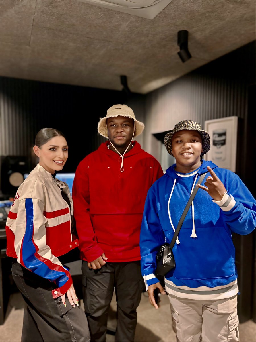 We’re cooking up a storm 🤘🏼🎶 with lots of flavour 🇿🇦 🇬🇧 🇨🇾 <a href="/dlalathukzin_/">UNCLE DLALA</a> <a href="/atmosblaq/">Atmos Blaq</a> 

🎤
🎵🎧
🎼🎵🎙️

#EleniCMusic #EleniC #London #DefectedRecords #SouthAfrica #MusicStudio #Recording #PopMusic